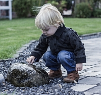 Junge mit blauer Jacke