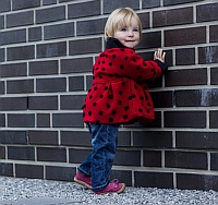 Mädchen mit roter Jacke